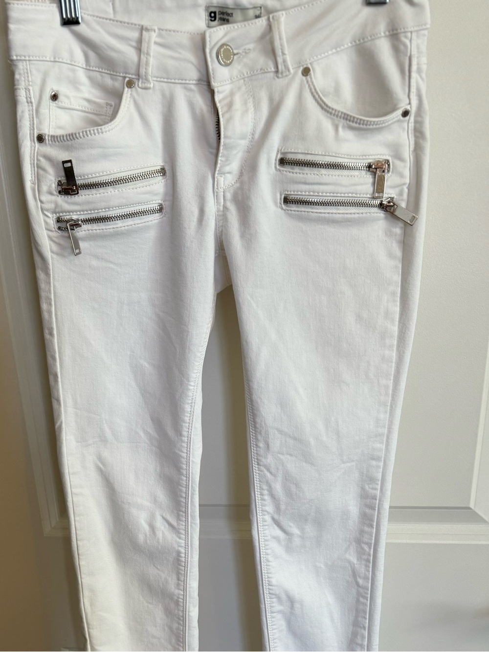 Women’s White Skinny Jeans with Double Zipper Pocket Detail